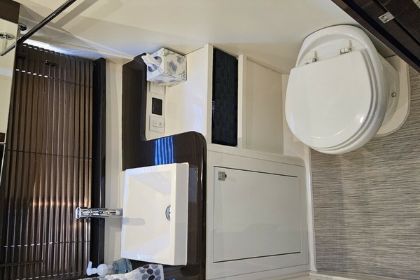 Makin  Waves 37ft Carver Yacht For Sale