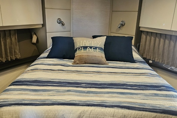 Makin  Waves 37ft Carver Yacht For Sale