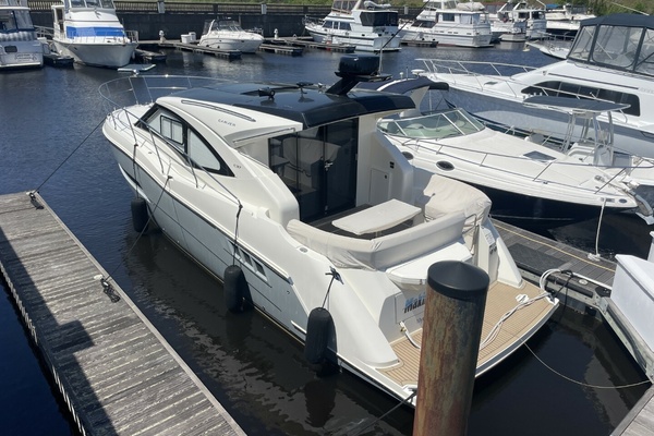 Makin  Waves 37ft Carver Yacht For Sale