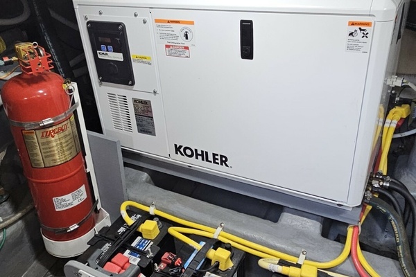 Makin  Waves 37ft Carver Yacht For Sale