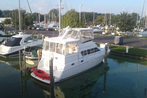Photo of the 1999 Silverton 422 "SEABK"