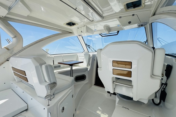 35ft Pursuit Yacht For Sale