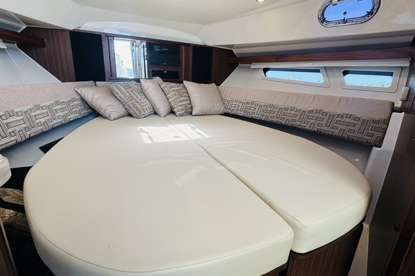 35ft Pursuit Yacht For Sale