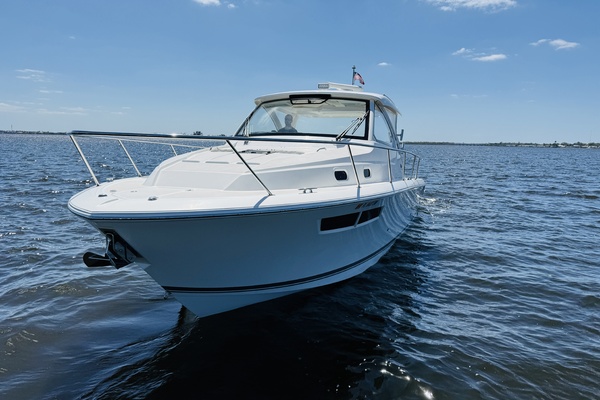 35ft Pursuit Yacht For Sale