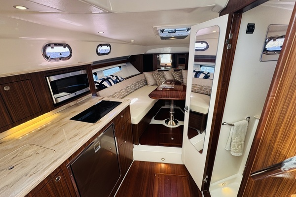 35ft Pursuit Yacht For Sale