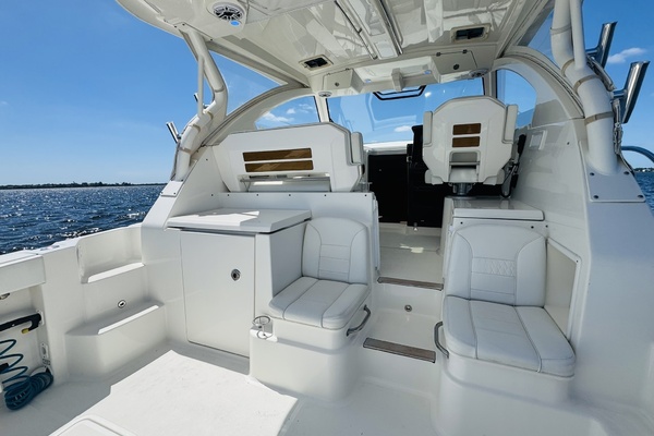 35ft Pursuit Yacht For Sale