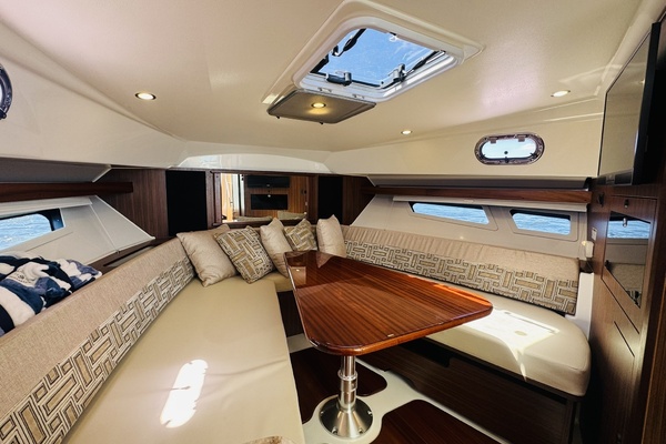 35ft Pursuit Yacht For Sale