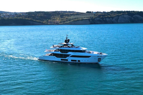 LA VETTA 127ft Custom Line Yacht For Sale