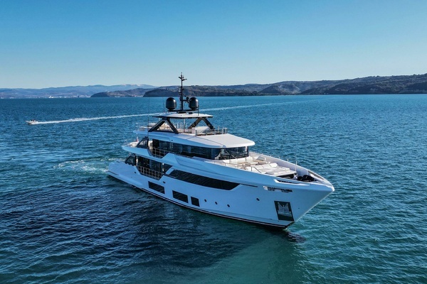 127-ft-Custom Line-2025--LA VETTA  Florida United States  yacht for sale