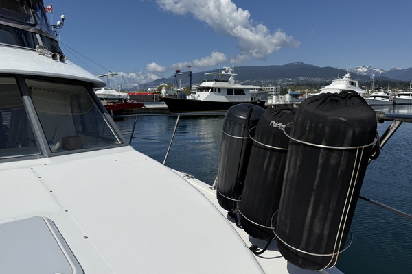 Strait Shooter 38ft Carver Yacht For Sale