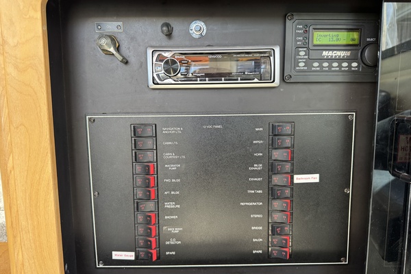 Strait Shooter 38ft Carver Yacht For Sale