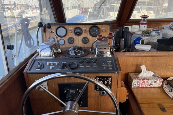 42ft Uniflite Yacht For Sale