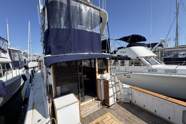 42ft Uniflite Yacht For Sale