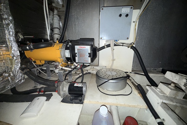 42ft Uniflite Yacht For Sale