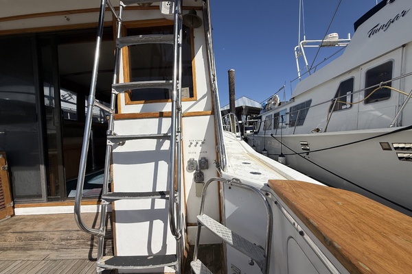 42ft Uniflite Yacht For Sale