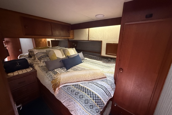 42ft Uniflite Yacht For Sale