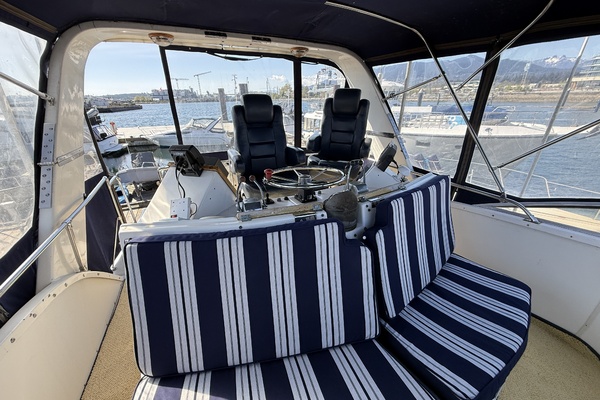 42ft Uniflite Yacht For Sale