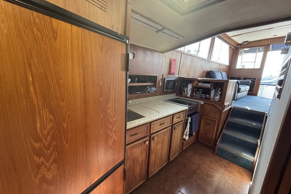 42ft Uniflite Yacht For Sale