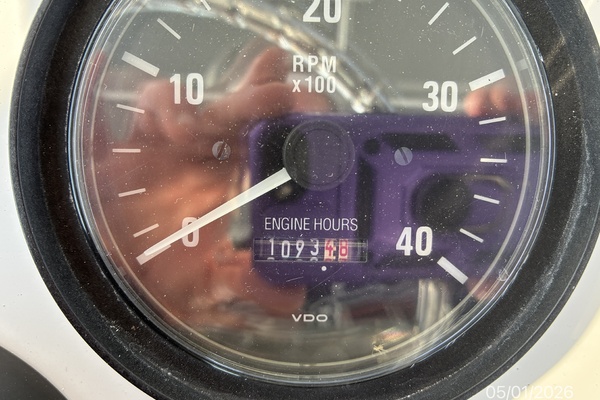 34' Luhrs Starboard Engine Hours