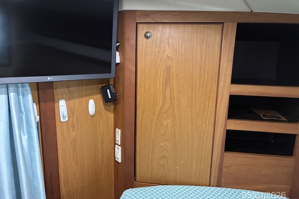 34' Luhrs Stateroom