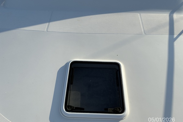 34' Luhrs Foredeck Hatch