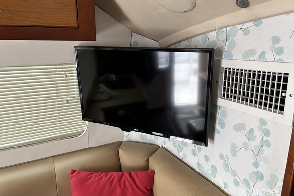 34' Luhrs Salon Port
