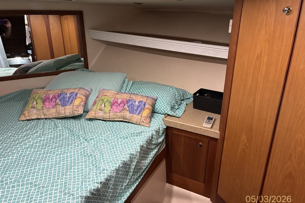 34' Luhrs Stateroom
