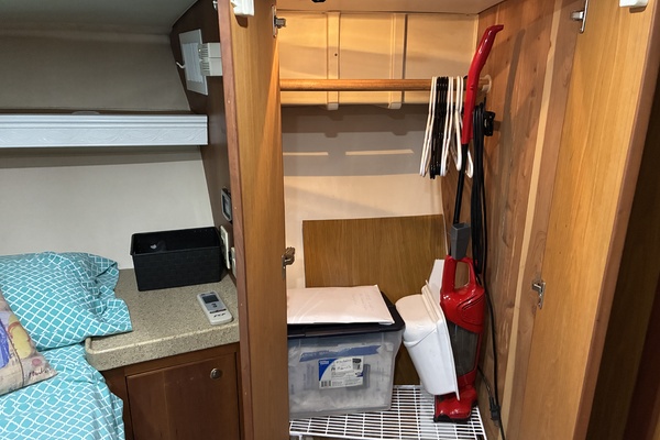 34' Luhrs Stateroom