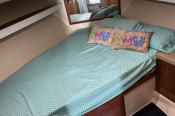 34' Luhrs Stateroom