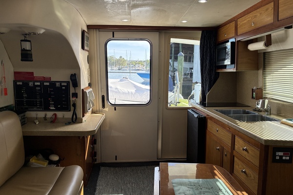 34' Luhrs Salon