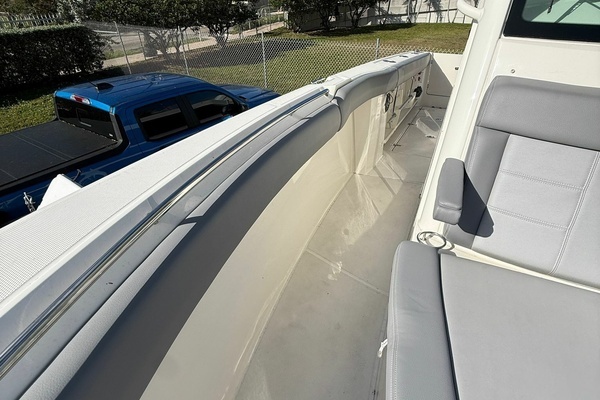 2023 Boston Whaler 28