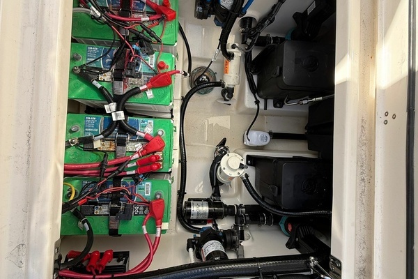 2023 Boston Whaler 28