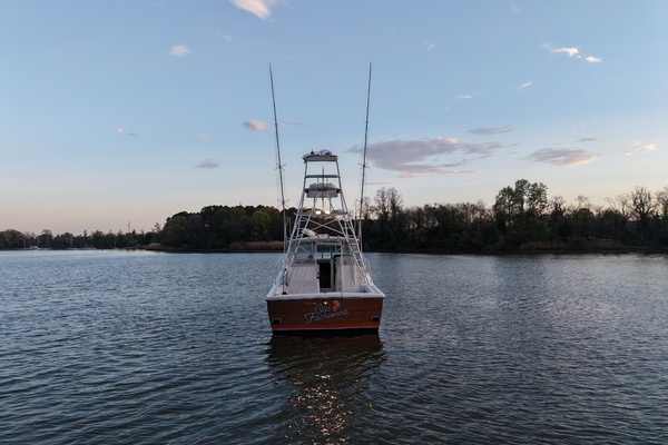 Old Fashioned 33ft Pursuit Yacht For Sale