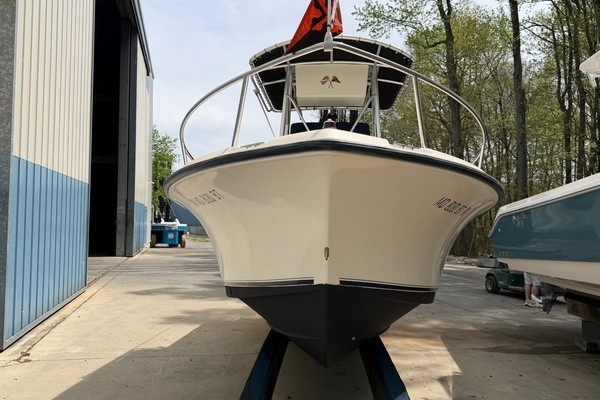 Photo of the 2004 Sea Hunt Triton 202