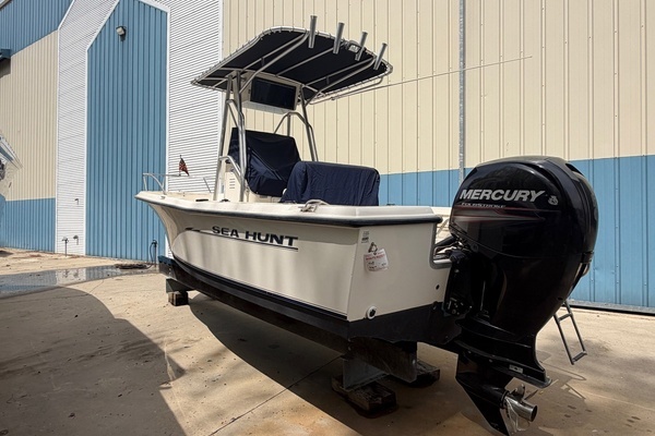 Photo of the 2004 Sea Hunt Triton 202