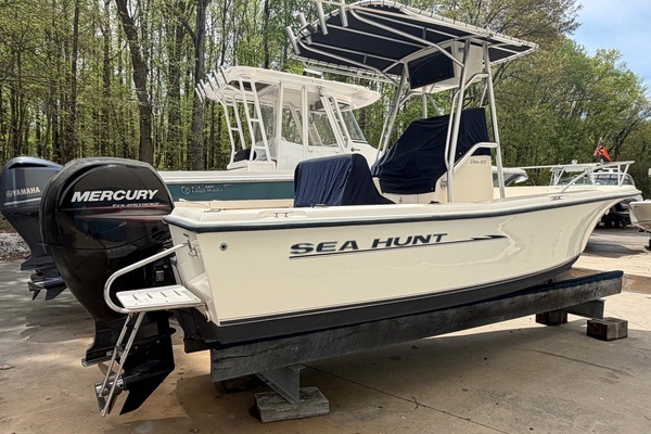 Photo of the 2004 Sea Hunt Triton 202