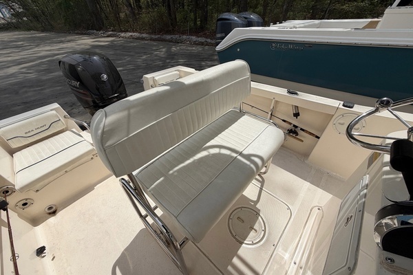 Photo of the 2004 Sea Hunt Triton 202
