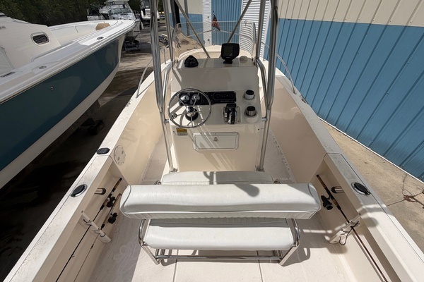 Photo of the 2004 Sea Hunt Triton 202