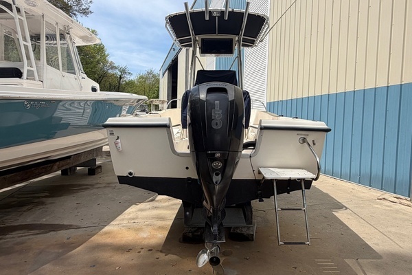 Photo of the 2004 Sea Hunt Triton 202