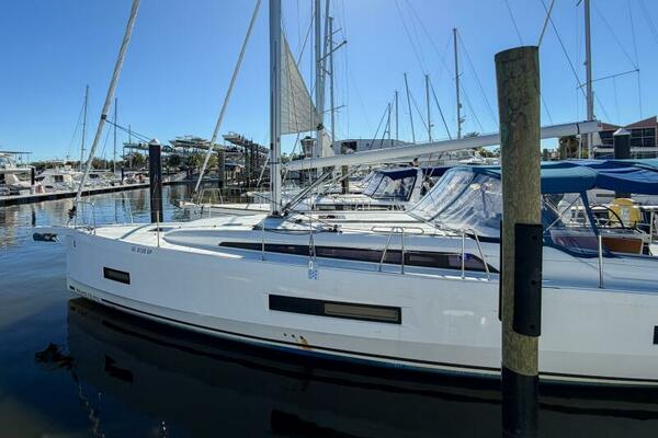 Happy Ours 40ft Beneteau Yacht For Sale