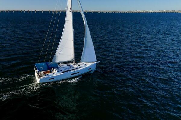 Happy Ours 40ft Beneteau Yacht For Sale