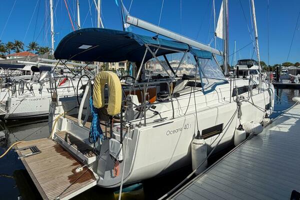 Happy Ours 40ft Beneteau Yacht For Sale