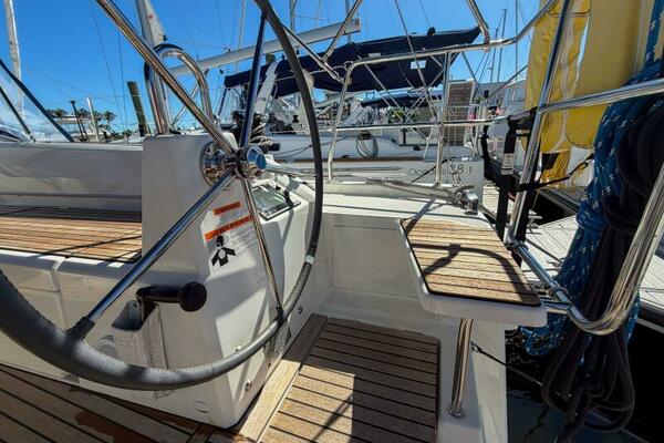 Happy Ours 40ft Beneteau Yacht For Sale