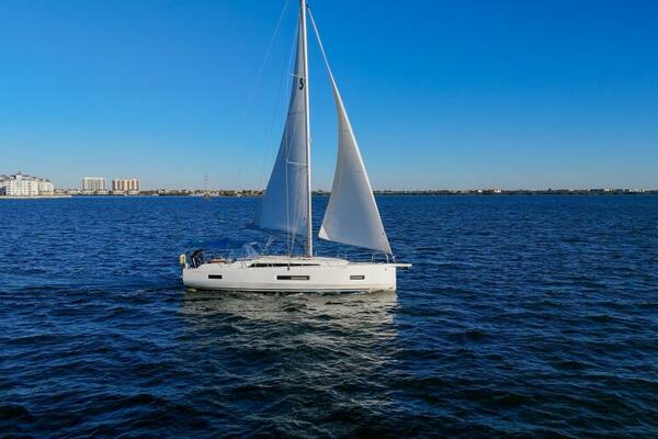 Happy Ours 40ft Beneteau Yacht For Sale