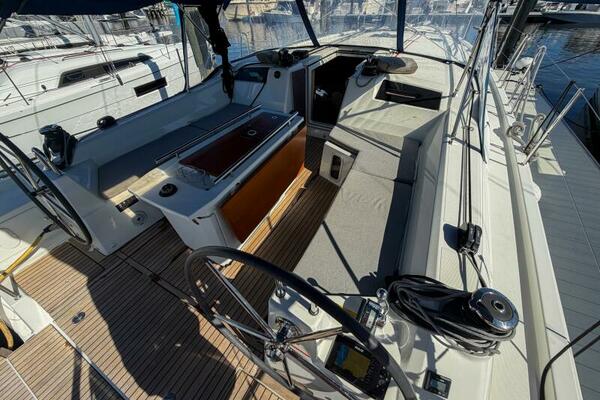 Happy Ours 40ft Beneteau Yacht For Sale