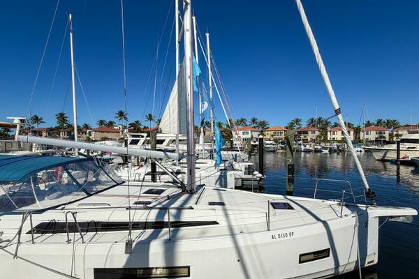 Happy Ours 40ft Beneteau Yacht For Sale