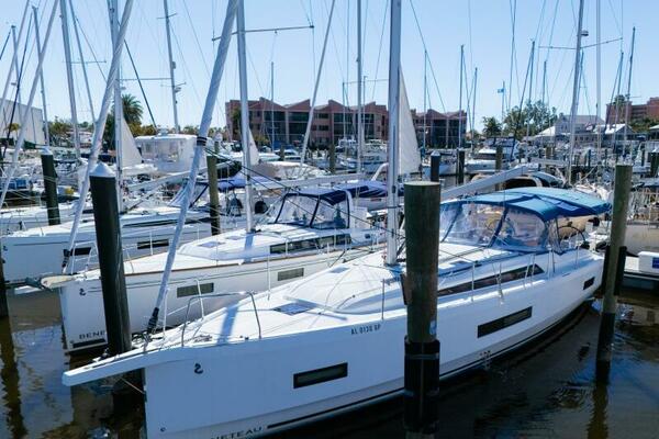 Happy Ours 40ft Beneteau Yacht For Sale