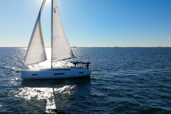 Happy Ours 40ft Beneteau Yacht For Sale