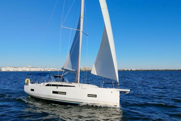 Happy Ours 40ft Beneteau Yacht For Sale