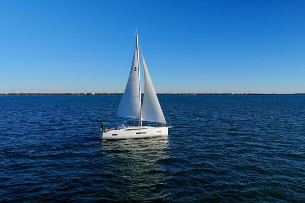 Happy Ours 40ft Beneteau Yacht For Sale